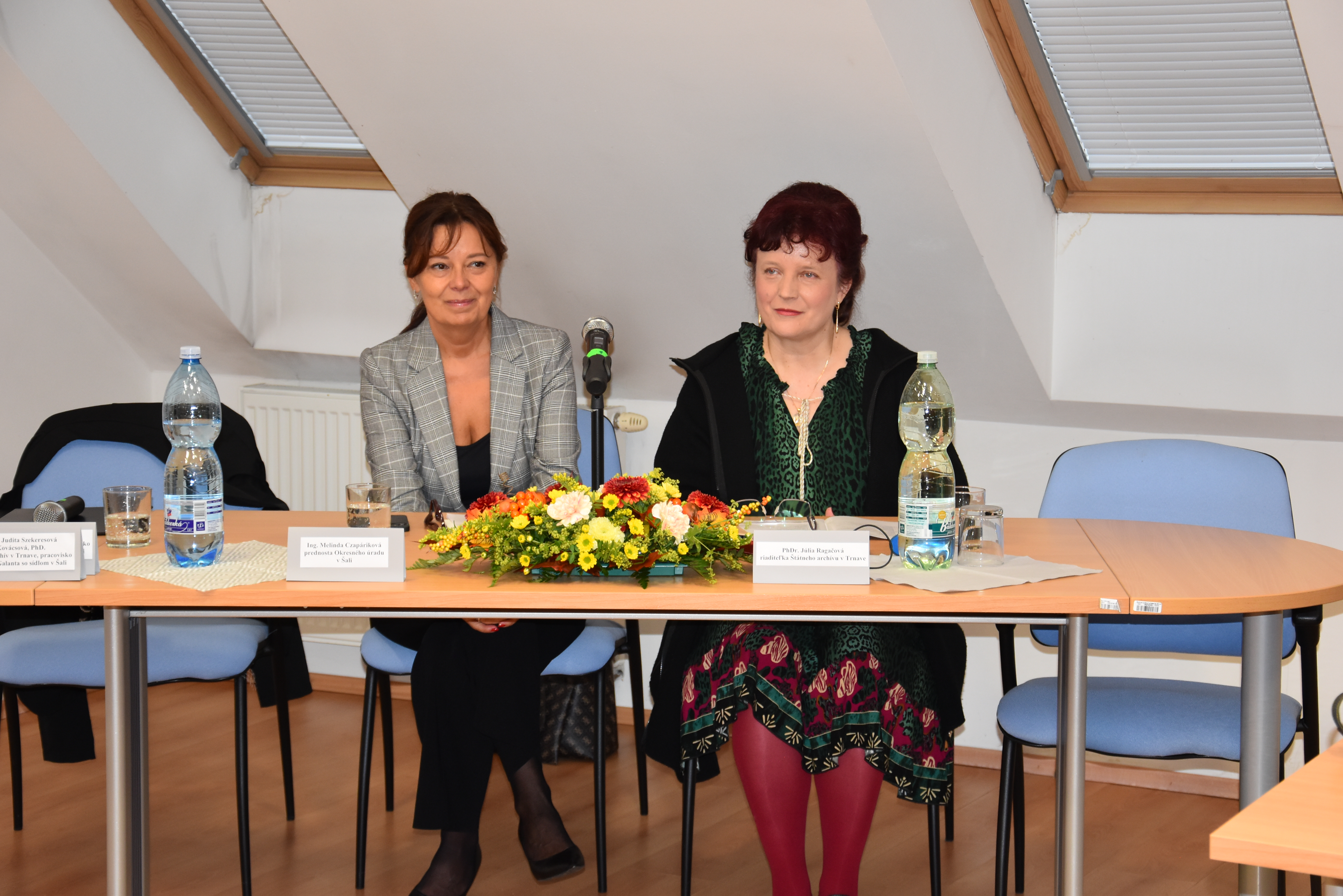 Prednostka Okresného úradu v Šali - Ing. Melinda Czapáriková, riaditeľka Štátneho archívu v trnave - PhDr. Júlia Ragačová